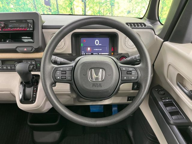 �C���e���A�ɍ��킹���f�U�C���̃X�e�A�����O�́A�^�]�������̂��Ƃ��l���A�^�]���₷���`��A�傫���ł��B�����x�A���ۂɐG���Ă��m���߂��������B