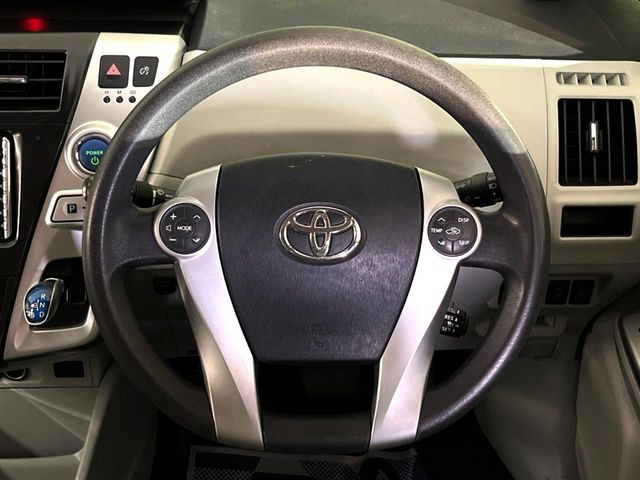�C���e���A�ɍ��킹���f�U�C���̃X�e�A�����O�́A�^�]�������̂��Ƃ��l���A�^�]���₷���`��A�傫���ł��B�����x�A���ۂɐG���Ă��m���߂��������B