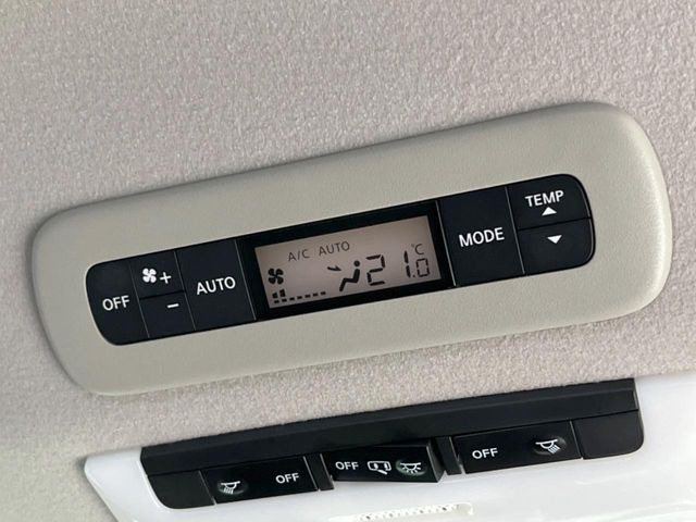 【リアオートエアコン】広い後部座席には必須の機能!風量や温度を自動で調整し前席と同様な車内環境にしてくれるリアオートエアコンを装備。夏の暑さも冬の寒さもストレスなく快適にお過ごしいただけます♪