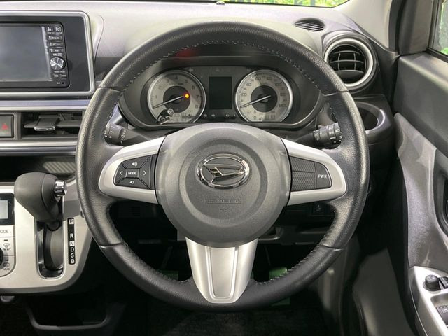インテリアに合わせたデザインのステアリングは、運転される方のことも考え、運転しやすい形状、大きさです。是非一度、実際に触ってお確かめください。