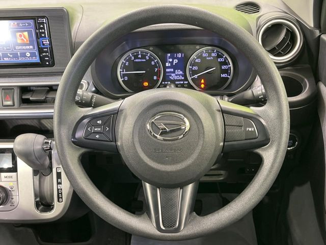 �C���e���A�ɍ��킹���f�U�C���̃X�e�A�����O�́A�^�]�������̂��Ƃ��l���A�^�]���₷���`��A�傫���ł��B�����x�A���ۂɐG���Ă��m���߂��������B