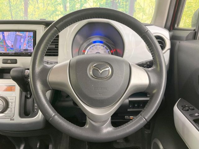 �C���e���A�ɍ��킹���f�U�C���̃X�e�A�����O�́A�^�]�������̂��Ƃ��l���A�^�]���₷���`��A�傫���ł��B�����x�A���ۂɐG���Ă��m���߂��������B