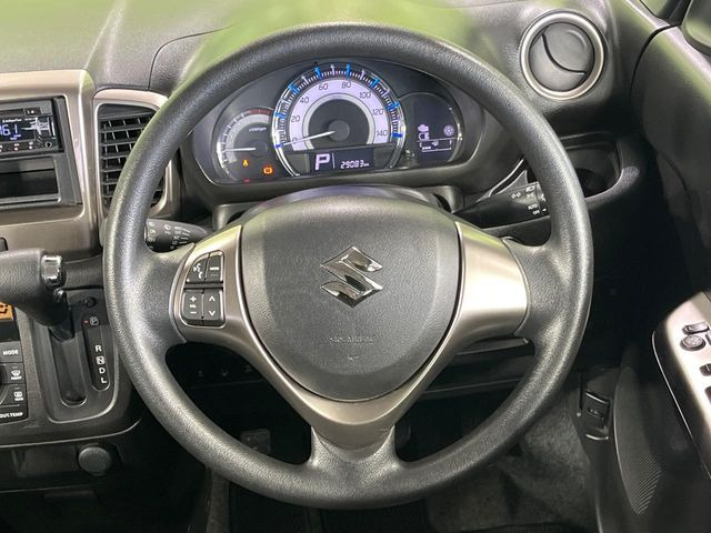�C���e���A�ɍ��킹���f�U�C���̃X�e�A�����O�́A�^�]�������̂��Ƃ��l���A�^�]���₷���`��A�傫���ł��B�����x�A���ۂɐG���Ă��m���߂��������B