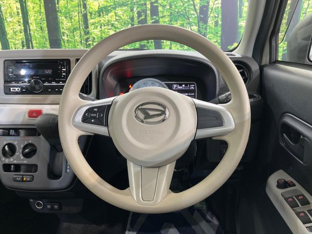 �C���e���A�ɍ��킹���f�U�C���̃X�e�A�����O�́A�^�]�������̂��Ƃ��l���A�^�]���₷���`��A�傫���ł��B�����x�A���ۂɐG���Ă��m���߂��������B