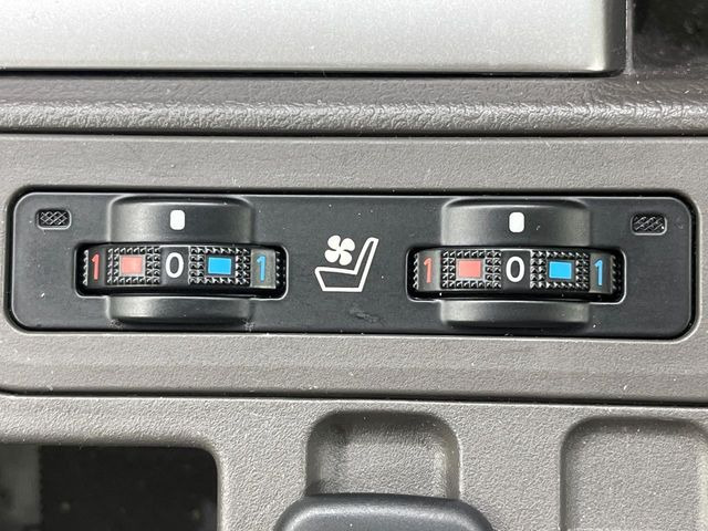 【シートベンチレーション】夏場は涼しい風でお尻や背中の熱やムレを防ぎ、冬はエアコンよりも早く温まってポカポカに!季節を問わず快適に過ごせます。