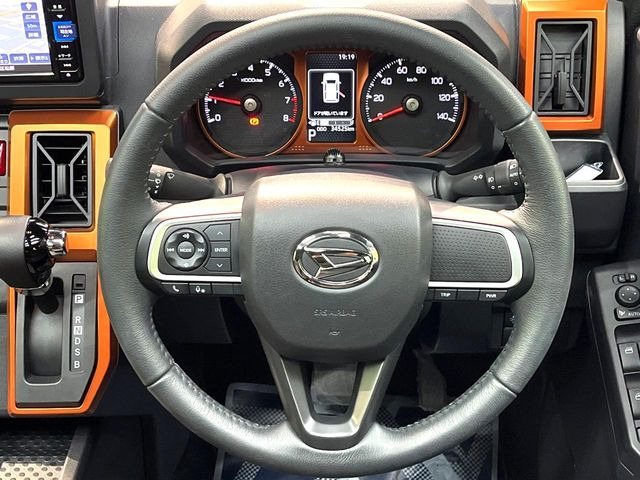 �C���e���A�ɍ��킹���f�U�C���̃X�e�A�����O�́A�^�]�������̂��Ƃ��l���A�^�]���₷���`��A�傫���ł��B�����x�A���ۂɐG���Ă��m���߂��������B
