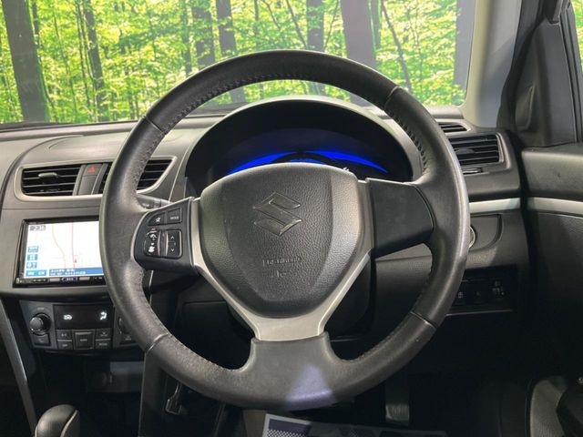 �C���e���A�ɍ��킹���f�U�C���̃X�e�A�����O�́A�^�]�������̂��Ƃ��l���A�^�]���₷���`��A�傫���ł��B�����x�A���ۂɐG���Ă��m���߂��������B
