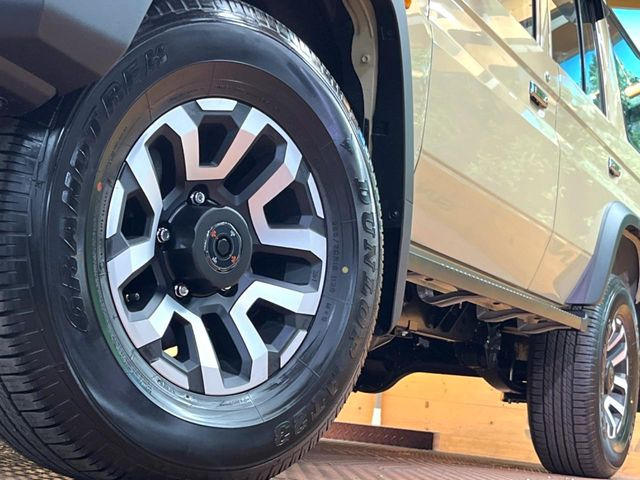�y����16�C���`�A���~�z�C�[���z�O�ςɃ}�b�`���������A���~�z�C�[���𑕒����Ă���܂��B�e��ЊO�A���~�z�C�[����A�X�^�b�h���X�^�C�����戵�����Ă���܂��B���񂲑��k����������