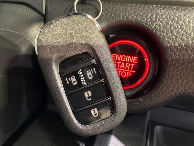 �yHonda�X�}�[�g�L�[�z�J�o����|�P�b�g�ɓ��ꂽ�܂܂ł��h�A�̎{���E�������\�ȃX�}�[�g�L�[�𑕔��B�G���W���̃I���E�I�t�����J�M�����o���K�v����������Ƃ��Ă��֗��ł���