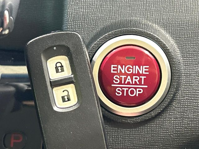 �yHonda�X�}�[�g�L�[�z�J�o����|�P�b�g�ɓ��ꂽ�܂܂ł��h�A�̎{���E�������\�ȃX�}�[�g�L�[�𑕔��B�G���W���̃I���E�I�t�����J�M�����o���K�v����������Ƃ��Ă��֗��ł���