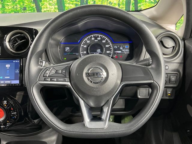 �C���e���A�ɍ��킹���f�U�C���̃X�e�A�����O�́A�^�]�������̂��Ƃ��l���A�^�]���₷���`��A�傫���ł��B�����x�A���ۂɐG���Ă��m���߂��������B