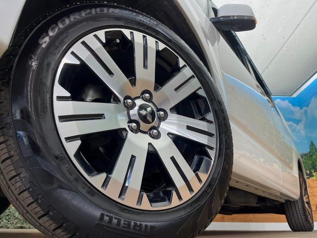 �y�����A���~�z�C�[���z�O�ςɃ}�b�`���������A���~�z�C�[���𑕒����Ă���܂��B�e��ЊO�A���~�z�C�[����A�X�^�b�h���X�^�C�����戵�����Ă���܂��B���񂲑��k����������