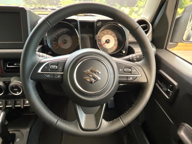 �C���e���A�ɍ��킹���f�U�C���̃X�e�A�����O�́A�^�]�������̂��Ƃ��l���A�^�]���₷���`��A�傫���ł��B�����x�A���ۂɐG���Ă��m���߂��������B