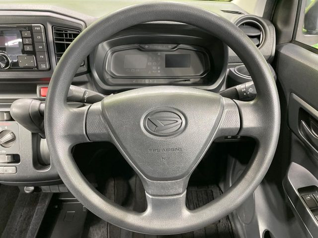 �C���e���A�ɍ��킹���f�U�C���̃X�e�A�����O�́A�^�]�������̂��Ƃ��l���A�^�]���₷���`��A�傫���ł��B�����x�A���ۂɐG���Ă��m���߂��������B