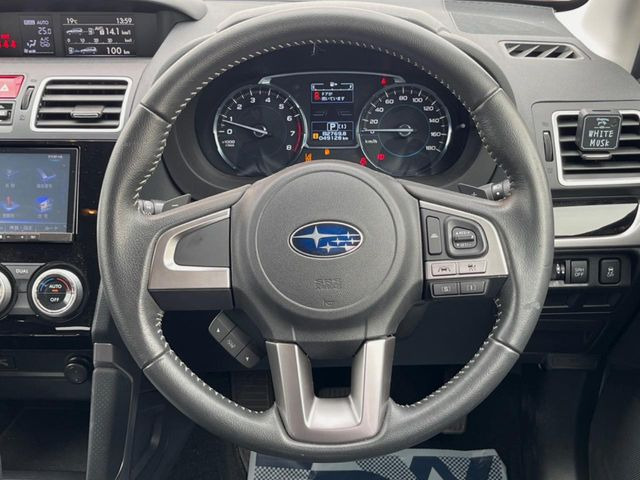 �C���e���A�ɍ��킹���f�U�C���̃X�e�A�����O�́A�^�]�������̂��Ƃ��l���A�^�]���₷���`��A�傫���ł��B�����x�A���ۂɐG���Ă��m���߂��������B