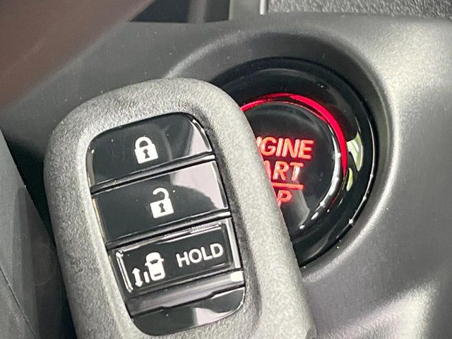 �yHonda�X�}�[�g�L�[�z�J�o����|�P�b�g�ɓ��ꂽ�܂܂ł��h�A�̎{���E�������\�ȃX�}�[�g�L�[�𑕔��B�G���W���̃I���E�I�t�����J�M�����o���K�v����������Ƃ��Ă��֗��ł���