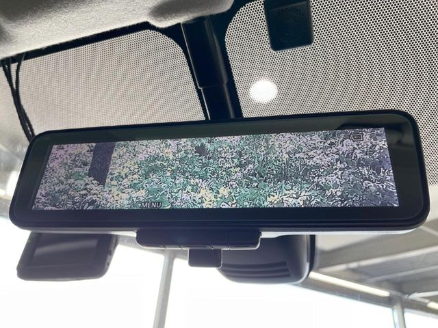 【インテリジェントルームミラー】後席の大きな荷物や同乗者で後方が確認しづらい時でも安心!カメラが撮影した車両後方の映像をルームミラー内に表示。クリアな視界で状況の確認が可能です!