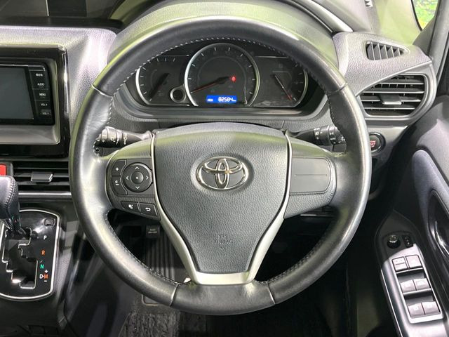 �C���e���A�ɍ��킹���f�U�C���̃X�e�A�����O�́A�^�]�������̂��Ƃ��l���A�^�]���₷���`��A�傫���ł��B�����x�A���ۂɐG���Ă��m���߂��������B