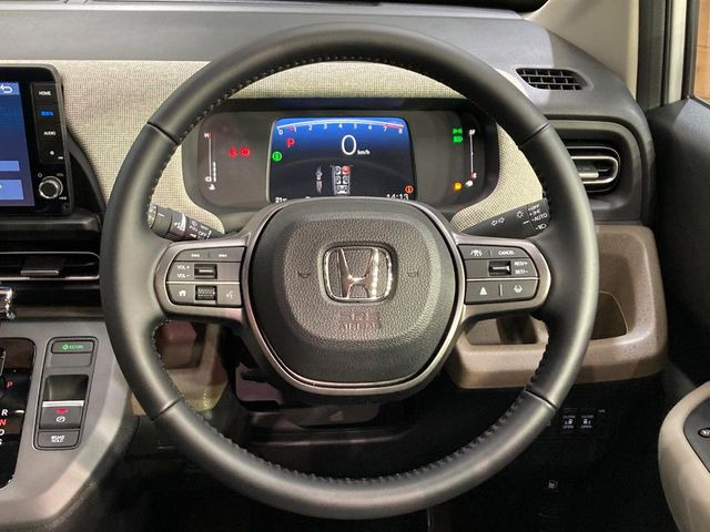 �C���e���A�ɍ��킹���f�U�C���̃X�e�A�����O�́A�^�]�������̂��Ƃ��l���A�^�]���₷���`��A�傫���ł��B�����x�A���ۂɐG���Ă��m���߂��������B