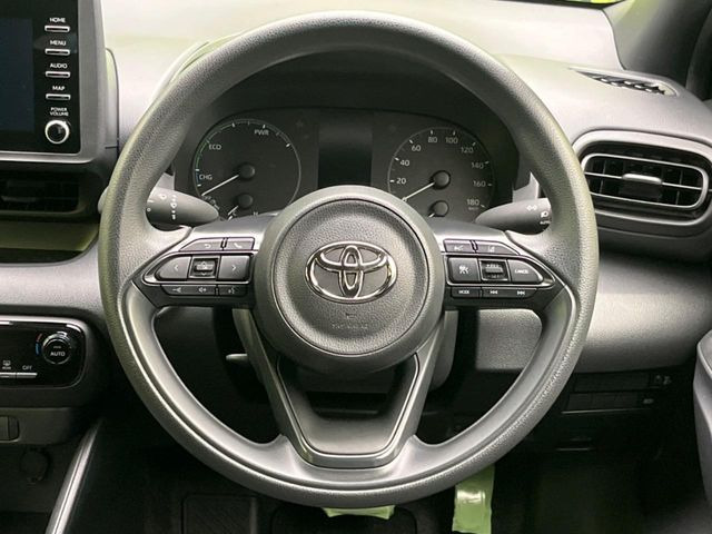 �C���e���A�ɍ��킹���f�U�C���̃X�e�A�����O�́A�^�]�������̂��Ƃ��l���A�^�]���₷���`��A�傫���ł��B�����x�A���ۂɐG���Ă��m���߂��������B