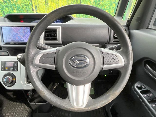 �C���e���A�ɍ��킹���f�U�C���̃X�e�A�����O�́A�^�]�������̂��Ƃ��l���A�^�]���₷���`��A�傫���ł��B�����x�A���ۂɐG���Ă��m���߂��������B