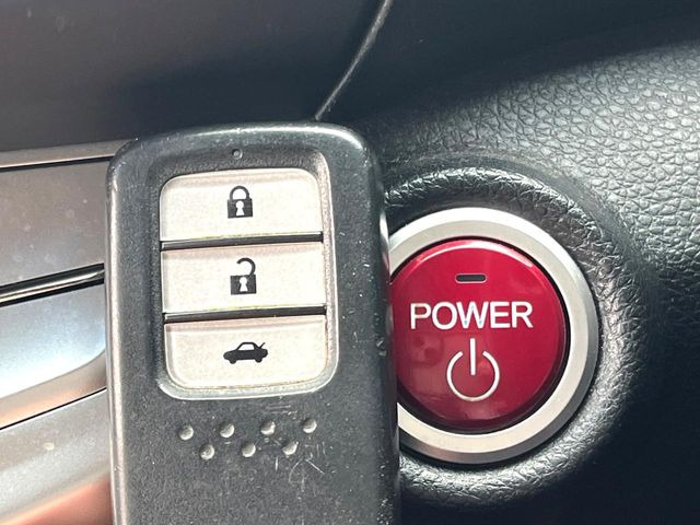 �yHonda�X�}�[�g�L�[�z�J�o����|�P�b�g�ɓ��ꂽ�܂܂ł��h�A�̎{���E�������\�ȃX�}�[�g�L�[�𑕔��B�G���W���̃I���E�I�t�����J�M�����o���K�v����������Ƃ��Ă��֗��ł���