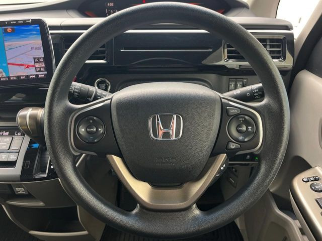 �C���e���A�ɍ��킹���f�U�C���̃X�e�A�����O�́A�^�]�������̂��Ƃ��l���A�^�]���₷���`��A�傫���ł��B�����x�A���ۂɐG���Ă��m���߂��������B