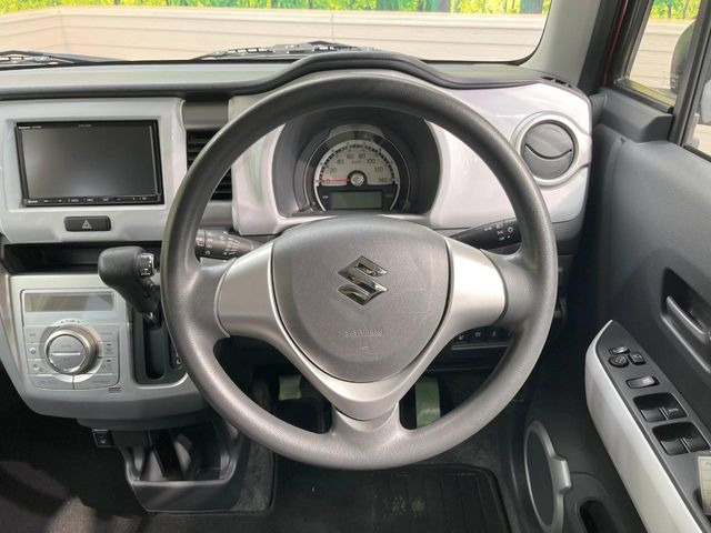 �C���e���A�ɍ��킹���f�U�C���̃X�e�A�����O�́A�^�]�������̂��Ƃ��l���A�^�]���₷���`��A�傫���ł��B�����x�A���ۂɐG���Ă��m���߂��������B