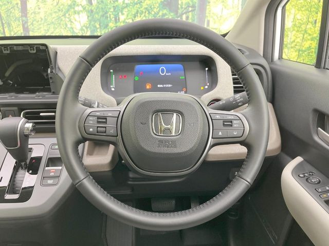 �C���e���A�ɍ��킹���f�U�C���̃X�e�A�����O�́A�^�]�������̂��Ƃ��l���A�^�]���₷���`��A�傫���ł��B�����x�A���ۂɐG���Ă��m���߂��������B
