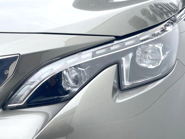 ●LEDヘッドライト:夜間走行時も良好な視界を確保し安心して運転できる高輝度LEDヘッドライトを装備!点灯速度が早く、消費電力も抑えられています。