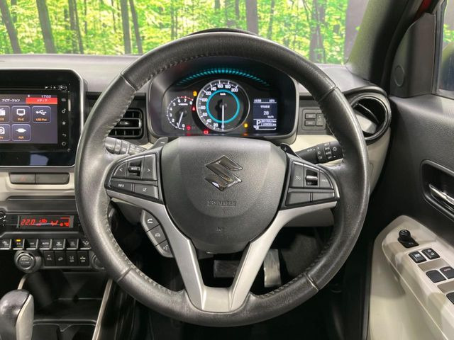 �C���e���A�ɍ��킹���f�U�C���̃X�e�A�����O�́A�^�]�������̂��Ƃ��l���A�^�]���₷���`��A�傫���ł��B�����x�A���ۂɐG���Ă��m���߂��������B