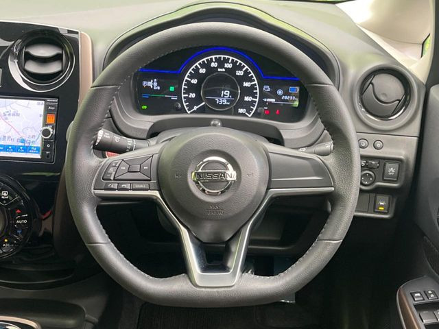 �C���e���A�ɍ��킹���f�U�C���̃X�e�A�����O�́A�^�]�������̂��Ƃ��l���A�^�]���₷���`��A�傫���ł��B�����x�A���ۂɐG���Ă��m���߂��������B