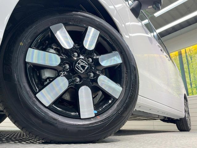 �y����15�C���`�A���~�z�C�[���z�O�ςɃ}�b�`���������A���~�z�C�[���𑕒����Ă���܂��B�e��ЊO�A���~�z�C�[����A�X�^�b�h���X�^�C�����戵�����Ă���܂��B���񂲑��k����������
