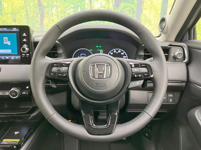 �C���e���A�ɍ��킹���f�U�C���̃X�e�A�����O�́A�^�]�������̂��Ƃ��l���A�^�]���₷���`��A�傫���ł��B�����x�A���ۂɐG���Ă��m���߂��������B