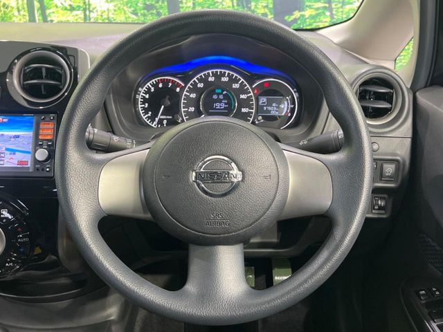 �C���e���A�ɍ��킹���f�U�C���̃X�e�A�����O�́A�^�]�������̂��Ƃ��l���A�^�]���₷���`��A�傫���ł��B�����x�A���ۂɐG���Ă��m���߂��������B