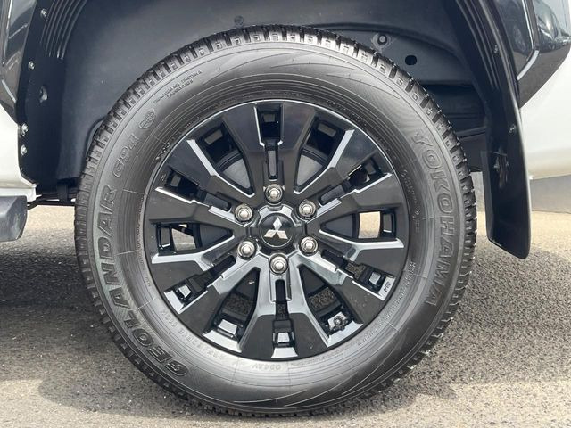 �y����18�C���`�A���~�z�C�[���z�O�ςɃ}�b�`���������A���~�z�C�[���𑕒����Ă���܂��B�e��ЊO�A���~�z�C�[����A�X�^�b�h���X�^�C�����戵�����Ă���܂��B���񂲑��k����������
