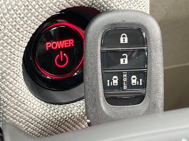 �yHonda�X�}�[�g�L�[�z�J�o����|�P�b�g�ɓ��ꂽ�܂܂ł��h�A�̎{���E�������\�ȃX�}�[�g�L�[�𑕔��B�G���W���̃I���E�I�t�����J�M�����o���K�v����������Ƃ��Ă��֗��ł���