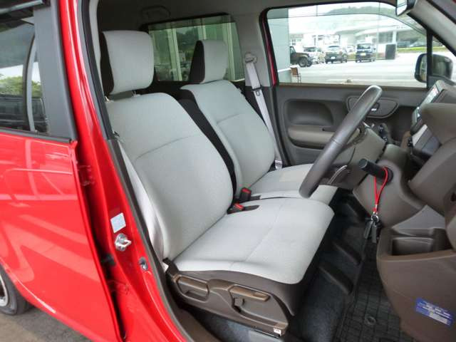 外見からは想像もつかないほど広い車内空間です。ゆったりと座れます。運転席にはシートリフターが付いていますので座高にあわせてドライビングポジションが決められます。