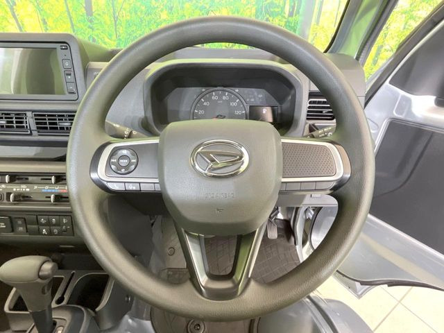 �C���e���A�ɍ��킹���f�U�C���̃X�e�A�����O�́A�^�]�������̂��Ƃ��l���A�^�]���₷���`��A�傫���ł��B�����x�A���ۂɐG���Ă��m���߂��������B