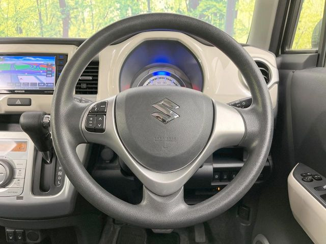 �C���e���A�ɍ��킹���f�U�C���̃X�e�A�����O�́A�^�]�������̂��Ƃ��l���A�^�]���₷���`��A�傫���ł��B�����x�A���ۂɐG���Ă��m���߂��������B