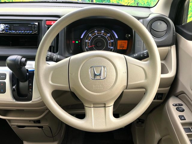 �C���e���A�ɍ��킹���f�U�C���̃X�e�A�����O�́A�^�]�������̂��Ƃ��l���A�^�]���₷���`��A�傫���ł��B�����x�A���ۂɐG���Ă��m���߂��������B