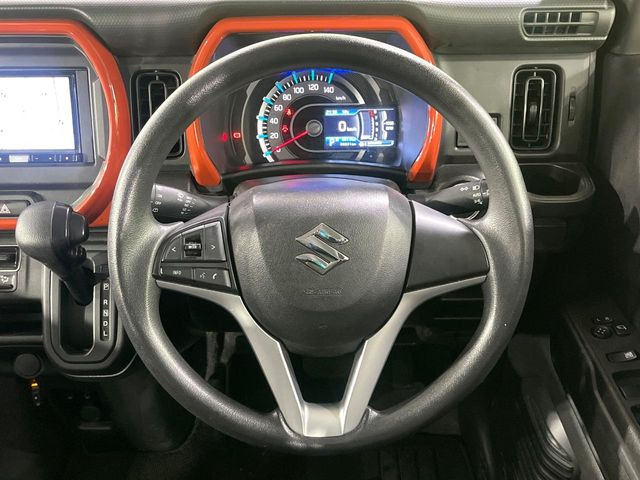 �C���e���A�ɍ��킹���f�U�C���̃X�e�A�����O�́A�^�]�������̂��Ƃ��l���A�^�]���₷���`��A�傫���ł��B�����x�A���ۂɐG���Ă��m���߂��������B