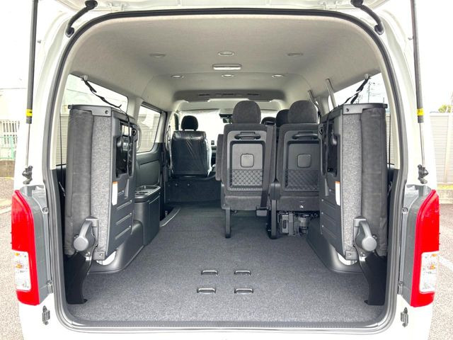 普段のお買い物や通勤、送迎等に十分な荷室スペースを確保しております。セカンドシートを倒すと、大きな荷物の積載も可能です♪