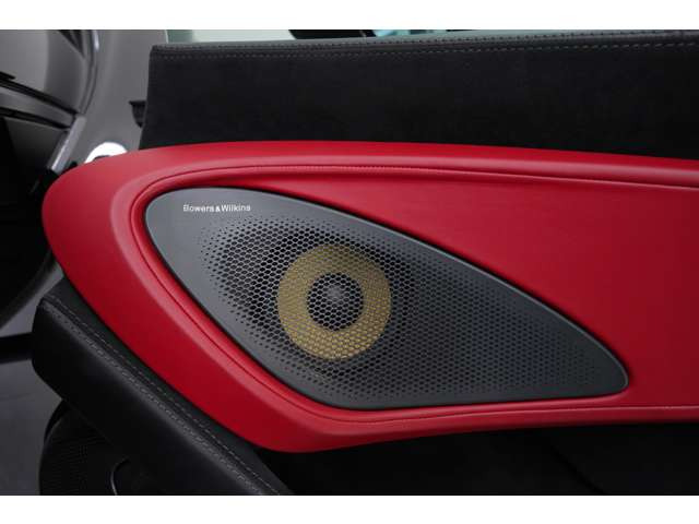 バウワース&ウィルキンス12スピーカーオーディオシステムを装備。移動の際の車内空間に快適さをプラスします。