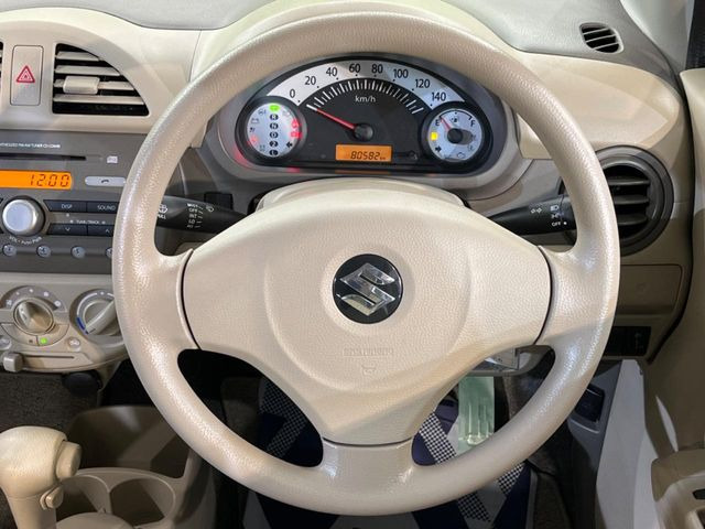 �C���e���A�ɍ��킹���f�U�C���̃X�e�A�����O�́A�^�]�������̂��Ƃ��l���A�^�]���₷���`��A�傫���ł��B�����x�A���ۂɐG���Ă��m���߂��������B
