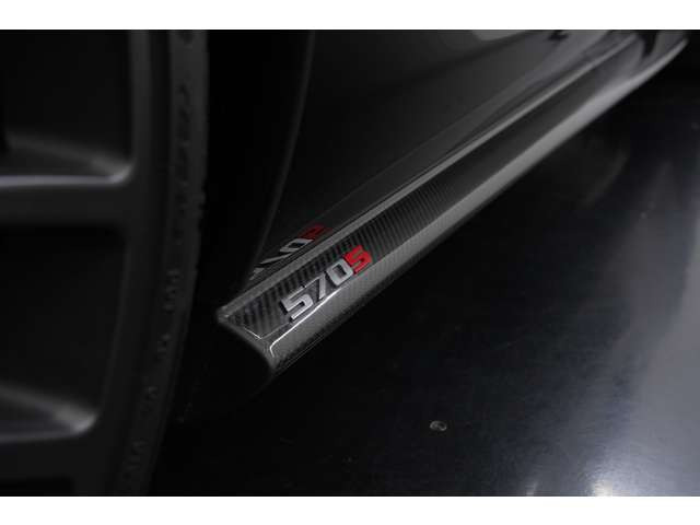 サイドスカートにもカーボンパーツと570Sのロゴを装備。