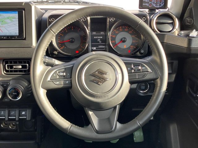 �C���e���A�ɍ��킹���f�U�C���̃X�e�A�����O�́A�^�]�������̂��Ƃ��l���A�^�]���₷���`��A�傫���ł��B�����x�A���ۂɐG���Ă��m���߂��������B