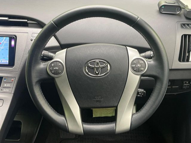 �C���e���A�ɍ��킹���f�U�C���̃X�e�A�����O�́A�^�]�������̂��Ƃ��l���A�^�]���₷���`��A�傫���ł��B�����x�A���ۂɐG���Ă��m���߂��������B