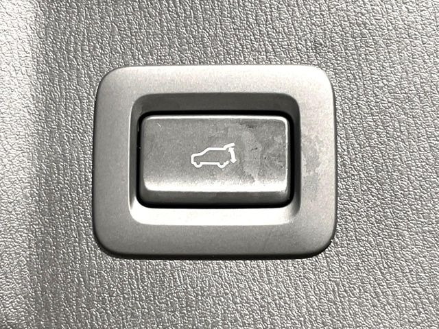 【パワーバックドア】スマートキーや運転席のボタンを押すだけでリアゲートが自動で開閉します!荷物を持っている時や、高い位置にあるバックドアを閉める際に便利な機能です♪
