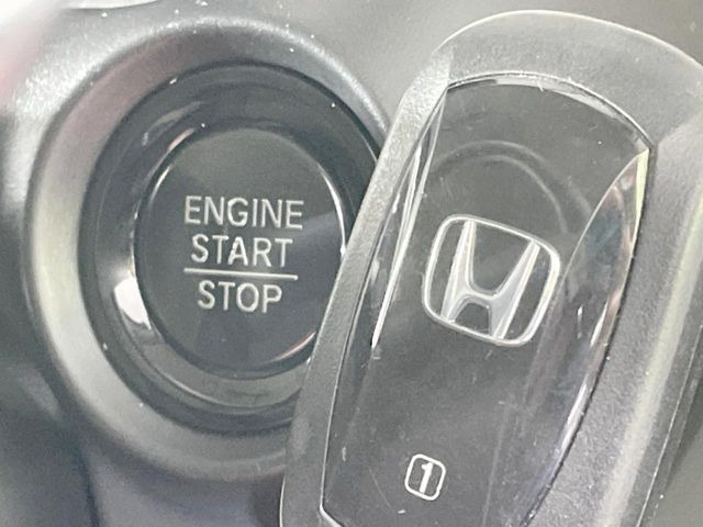 �yHonda�X�}�[�g�L�[�z�J�o����|�P�b�g�ɓ��ꂽ�܂܂ł��h�A�̎{���E�������\�ȃX�}�[�g�L�[�𑕔��B�G���W���̃I���E�I�t�����J�M�����o���K�v����������Ƃ��Ă��֗��ł���